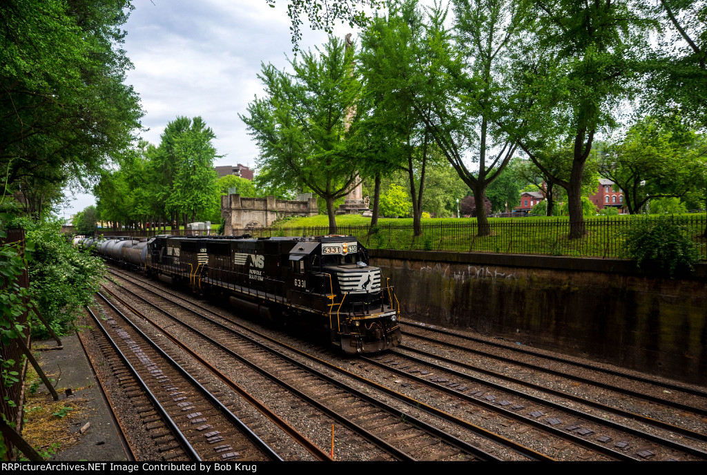 NS 6331 leads yard job through Allegheny Commons Park